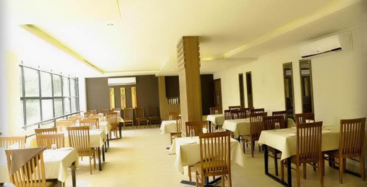 Hotel Monarch Kozhikode Esterno foto
