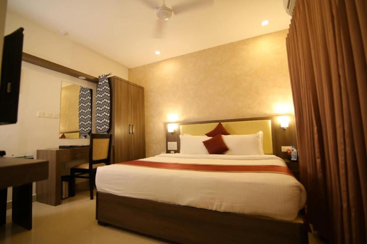 Hotel Monarch Kozhikode Esterno foto