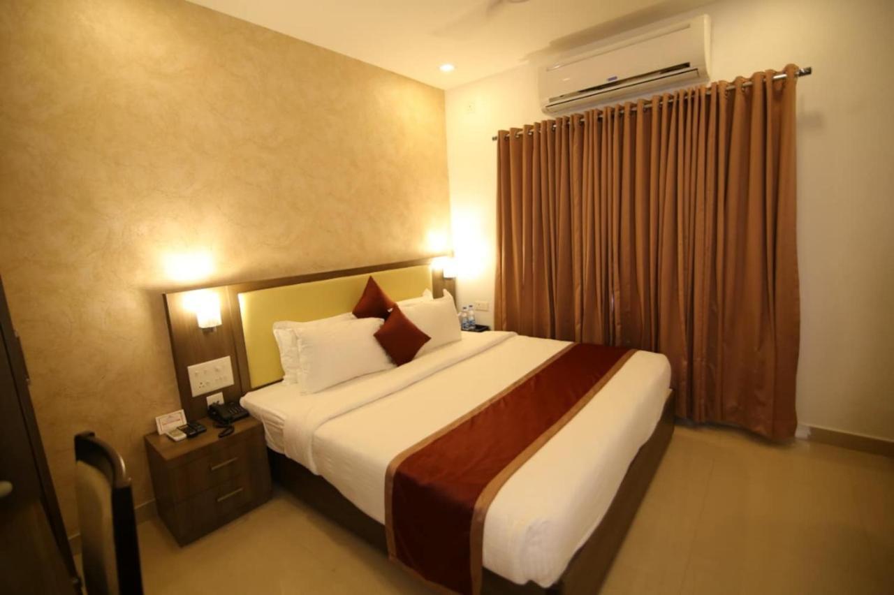 Hotel Monarch Kozhikode Esterno foto