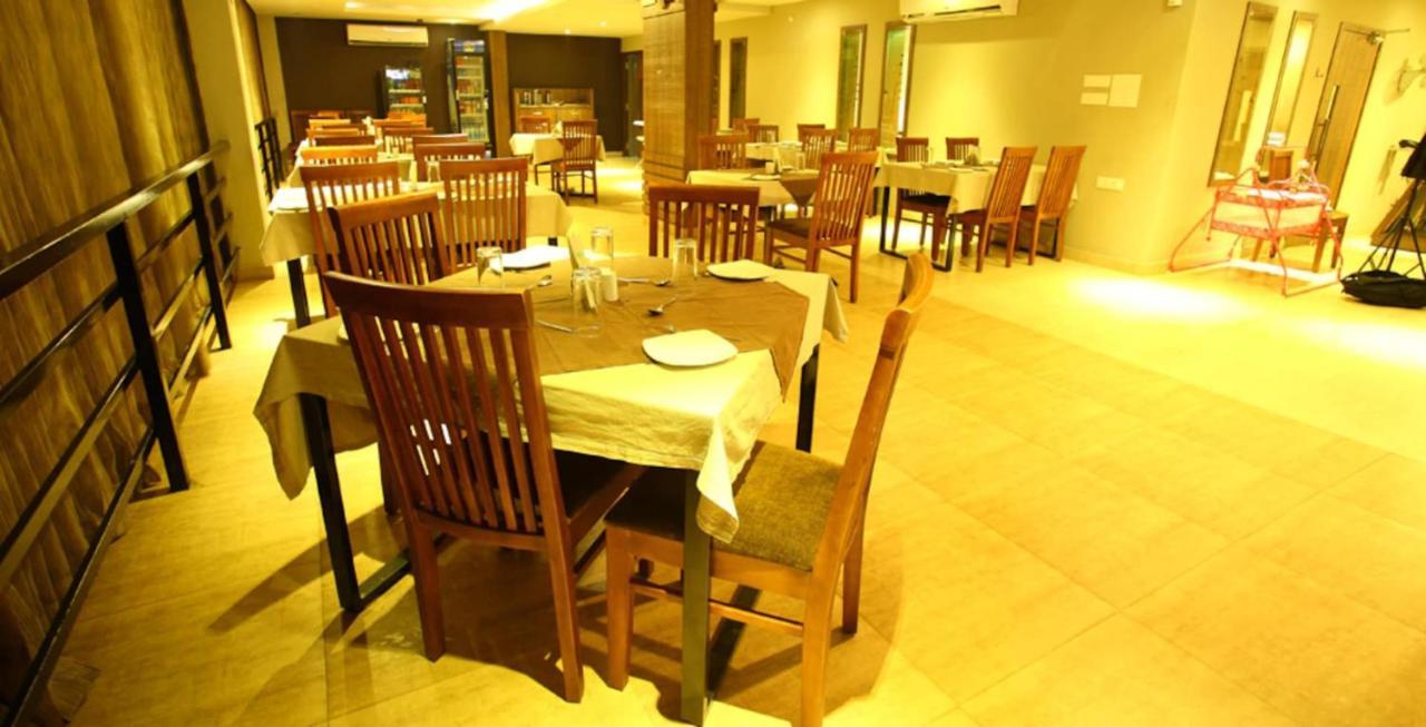 Hotel Monarch Kozhikode Esterno foto
