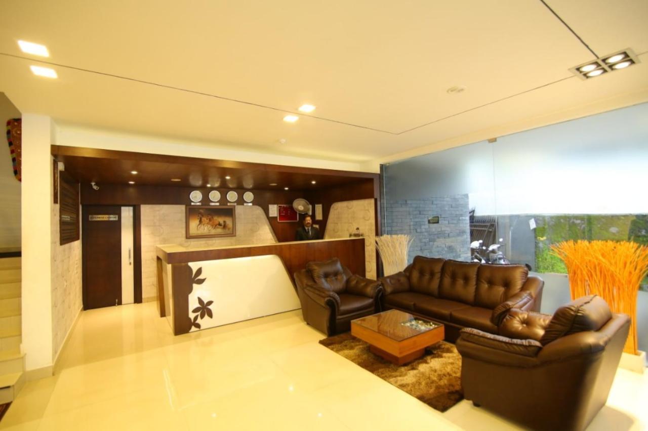 Hotel Monarch Kozhikode Esterno foto